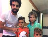 بالصور.. محمد صلاح يحقق أمنية 3 أطفال بالتقاط صورة تذكارية معهم