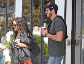 بالصور.. بتوقيع "البابارتزى" حسن جميل "رومانسى"..قدم الورود لريهانا في إيبيزا