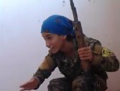 بالفيديو.. مقاتلة كردية ترد على رصاص داعش بضحك هستيرى