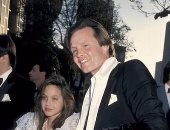  شاهد.. إنجلينا جولى فى عمر الـ 11 عاما مع والدها جون فويت