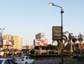  إضاءة أعمدة الكهرباء نهارا أعلى كوبرى أكتوبر فى منطقة الدقى