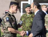 بالصور.. رئيس الوزراء الفرنسى يزور الجنود الفرنسيين فى قاعدة تابا بإستونيا