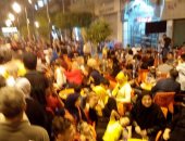 بالصور.. أصحاب المقاهى يعيقون حركة مرور المشاة بشارع الألفى فى القاهرة