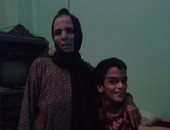 بالفيديو والصور.. مأساة أسرة بقنا ابنها مريض بضمور فى المخ يعشيان بلا مأوى منذ 3 أشهر