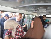 محافظ الجيزة يتفقد مواقف السيرفيس لضبط السائقين المخالفين