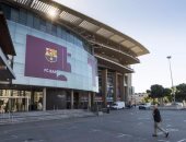 بالصور.. برشلونة يزيل اسم قطر من ملعبه