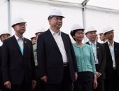 بالصور.. الرئيس الصينى ورئيسة هونج كونج يزوران جسر قيد الإنشاء