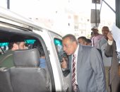 محافظ الجيزة يقود حملة لإعادة الانضباط للشارع ومتابعة التزام السائقين بالتعريفة