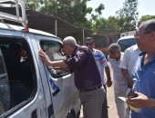 بالصور.. محافظ أسوان يتفقد مواقف السيارات بعد تطبيق التعريفة الجديدة