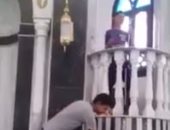 قارئ يشارك بفيديو لشاب يلهون داخل مسجد بالدقهلية دون رقابة من مسئوليه