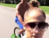 بالصور.. جنيفر لوبيز وصديقها يتوجهان لجلسات اليوجا بالدراجات