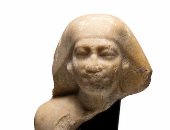 شاهد.. تمثال لرأس رجل فرعونى للبيع يقدر بـ17 ألف إسترلينى فى مزاد بونهامز