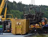 بالصور.. السلطات الألمانية تزيل آثار تفحم حافلة سياح بعد مصرع 18 راكبا