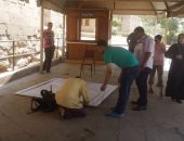 بالصور.. تركيب لوحات إرشادية بقلعة صلاح الدين تسهيلا لحركة السائحين بالمنطقة