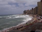 بالصور.. ارتفاع الأمواج يحرم مصطافى الإسكندرية من الاستمتاع بالبحر