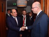 بالصور.. السيسى يستقبل رئيس وزراء التشيك فى مقره بالمجر ويتلقى دعوة لزيارة براغ