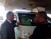 لصق التعريفة الجديدة على السيارات بمواقف بركة السبع فى المنوفية