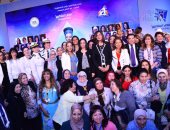 بالصور.. نبيلة مكرم تكرم المشاركات فى مؤتمر "مصر تستطيع بالتاء المربوطة"