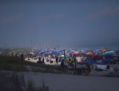 الأمريكيون يحتفلون بعيد الاستقلال على شواطئ نيو جيرسى