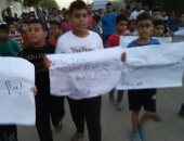 مظاهرة أمام منزل المتهم بقتل طفل بقرية ميت الكرماء بالدقهلية