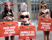 بالصور.. مظاهرة ضد تصنيع الأزياء من جلود الحيوانات فى أسبوع موضة "برلين"