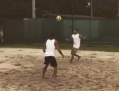 شاهد.. الإبداع لا يتوقف فى عطلة نيمار ودانى ألفيس