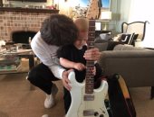 لويس توملينسون يعلم ابنه فريدى اللعب على الجيتار