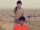 بالصور.. أطفال داعش الأجانب يعدمون 4 رجال ذبحا وآخر بالرصاص