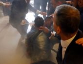 بالصور.. اشتباكات عنيفة بين أنصار رئيس فنزويلا وبرلمانيين داخل مجلس النواب