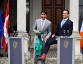 رئيس وزراء إيرلندا يلفت الأنظار بـ "جورب أحمر" كندى خلال زيارة ترودو