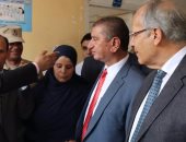 سيدة تستوقف وزير التنمية المحلية بمستشفى بكفر الشيخ وتطالبه بتحسين الخدمة