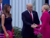 بالفيديو.. زوجة الرئيس البولندى تتجاهل مصافحة "ترامب" 