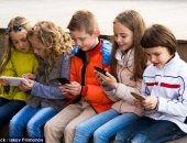 فى ظل انتشار كورونا.. كيف تجعل طفلك يستخدم الموبايل بطريقة صحيحة ومفيدة