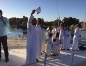 أبناء أسوان يحتفلون باليوم العالمى لـ"النوبة" فى المراكب واللانشات النيلية