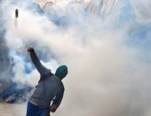 بالصور.. اشتباكات بين الشرطة الهندية ومحتجين فى شوارع إقليم كشمير