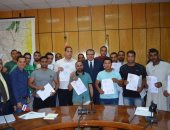 وزير القوى العاملة يسلم 27 عاملا عقود للعمل بإحدى دول الخليج