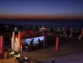 بالصور.. أقدم مؤجرى شماسى شاطئ بورسعيد: عشقت الشاطئ مع اليونانيين