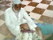 بالصور.. مسن بالوادى الجديد: اصرف على ابنى المشلول 1000جنيه أدوية شهريا ونفسى حد يرعاه