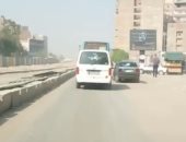 بالفيديو.. قارئ يرصد سير سيارة أجرة فى طريق جسر السويس بدون لوحات 