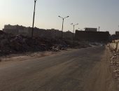 بالصور.. مخلفات المبانى تحتل إحدى حارات شارع سور المطار بمصر الجديدة