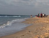 بالصور.. الأسر تتسابق لحجز أماكنها على شواطئ العريش الخالية من الإزعاج