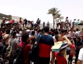 بالفيديو.. زحام شديد أمام النادى الأهلى لشراء استمارات اختبار الناشئين