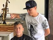 نيمار يتوجه إلى برشلونة بـ"نيو لوك" بعد العطلة الصيفية