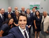 ماكرون يلتقط "سيلفى" مع وفد حملة باريس 2024 لاستضافة الأولمبياد.. ويؤكد: مستعدون