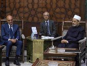 بالصور.. شيخ الأزهر يستقبل رئيس لجنة الدفاع والحريات بمجلس الشيوخ الإيطالى