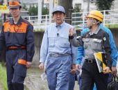 رئيس وزراء اليابان يزور منطقة دمرتها السيول ويعد بمساعدة الضحايا 