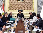 بالصور.. رئيس الوزراء يتابع مشروعات الثروة الداجنة مع وزير الزراعة ونوابه 