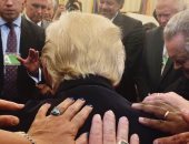 نائبة المتحدث الصحفى للبيت الأبيض تكشف حقيقة صورة ترامب مع رجال دين