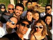 محمد رمضان مع نجوم مسرحيته فى الساحل الشمالى ويعلق: الصحبة الحلوة