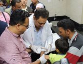 بالصور.. وزير الصحة يجرى كشفا طبيا على طفل مصاب بكسر بذراعه فى كفر الشيخ  